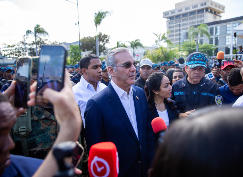 El presidente Luis Abinader habla con los periodistas durante el lanzamiento del operativo.