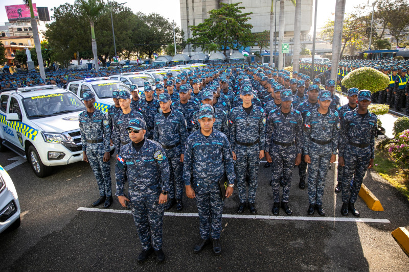 Policías hacen guardia durante el acto de lanzamiento.
