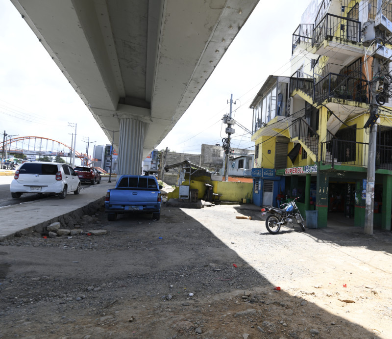 Personas que residen en la marginal del Metro de Los Alcarrizos piden que Obras Pública asfalte la vía.