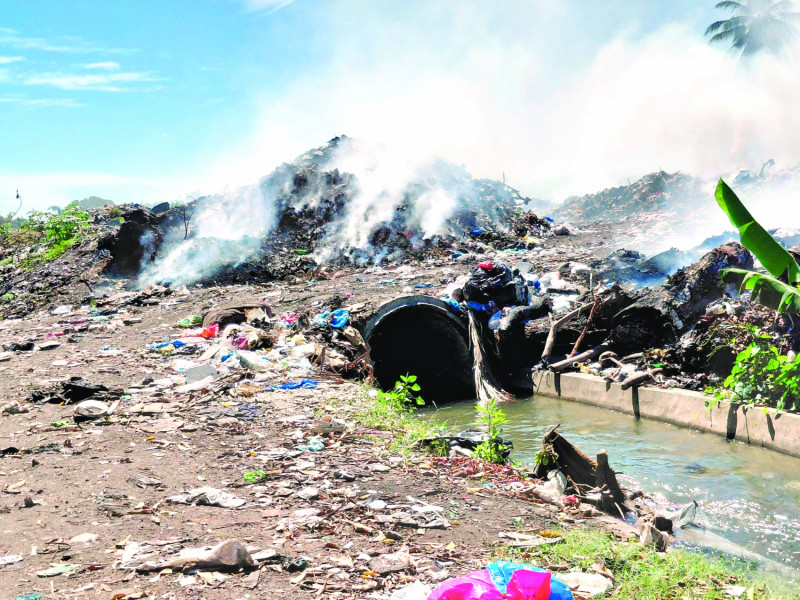 Perssiste la contaminación por vertederos en el canal Marcos A. Cabral, cuyas aguas irrigan cerca de 50 mil tareas en Baní.
