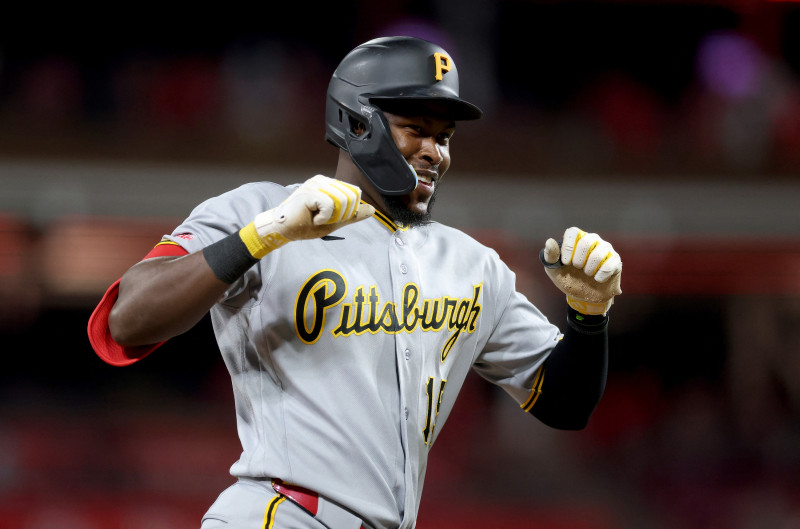 Oneil Cruz hace gesto mientras corre las bases tras pegar su sgundo jonrón del juego.