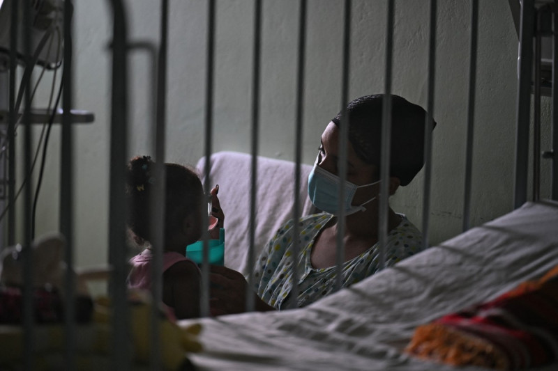 Una mujer cuida a su hija en el Centro Cardiológico Pediátrico William Soler, beneficiario de la ayuda humanitaria traída por la flotilla Nuestra América desde México, en La Habana, el 24 de marzo de 2026.