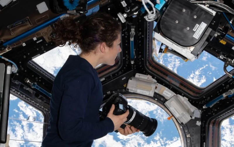 Christina Koch, en la Expedición 60, observa a través de la “ventana del mundo” de la estación la cúpula de siete ventanas.