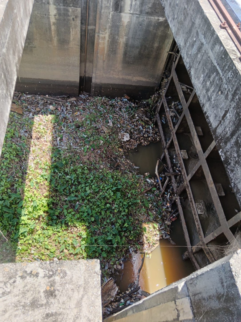 La CAASD informó que, debido a “una inmensa cantidad de desechos” acumulada en la obra de toma, el Acueducto Oriental (Barrera de Salinidad) ha sido sacado de servicio