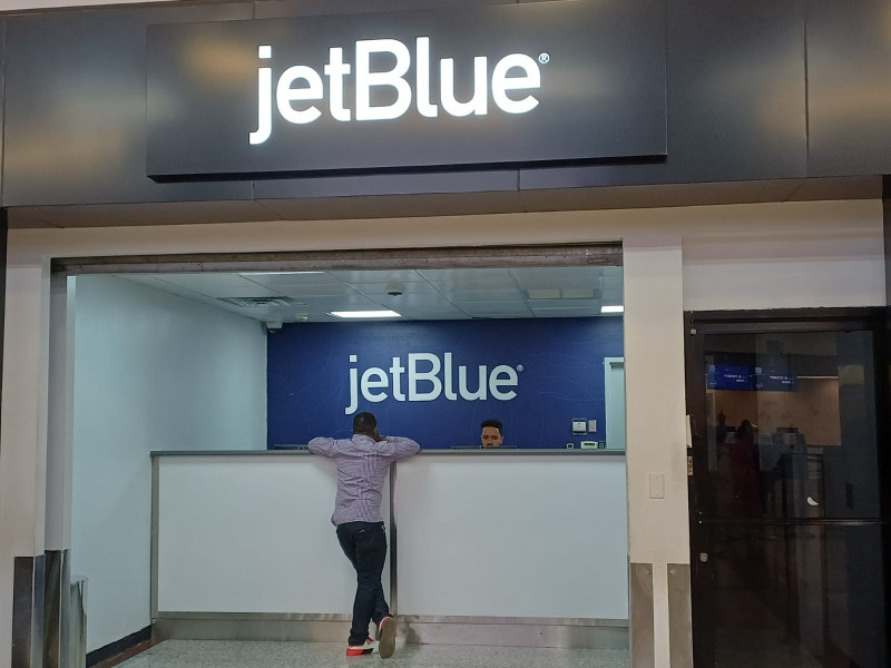 JetBlue justifica aumento en tarifas de equipaje por alza del petróleo y costos operativos