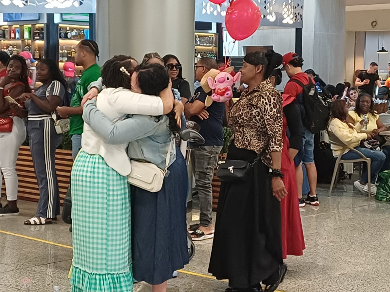 Con emotivos abrazos y muestras de cariño, familiares reciben a sus seres queridos por motivo de la Semana Santa.