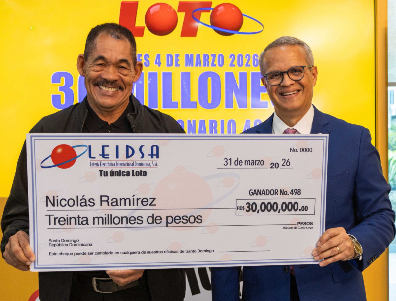 Leidsa entrega premio al ganador.
