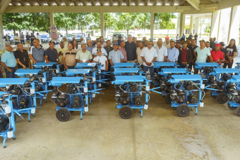 Los productores de leche recibieron los equipos.
