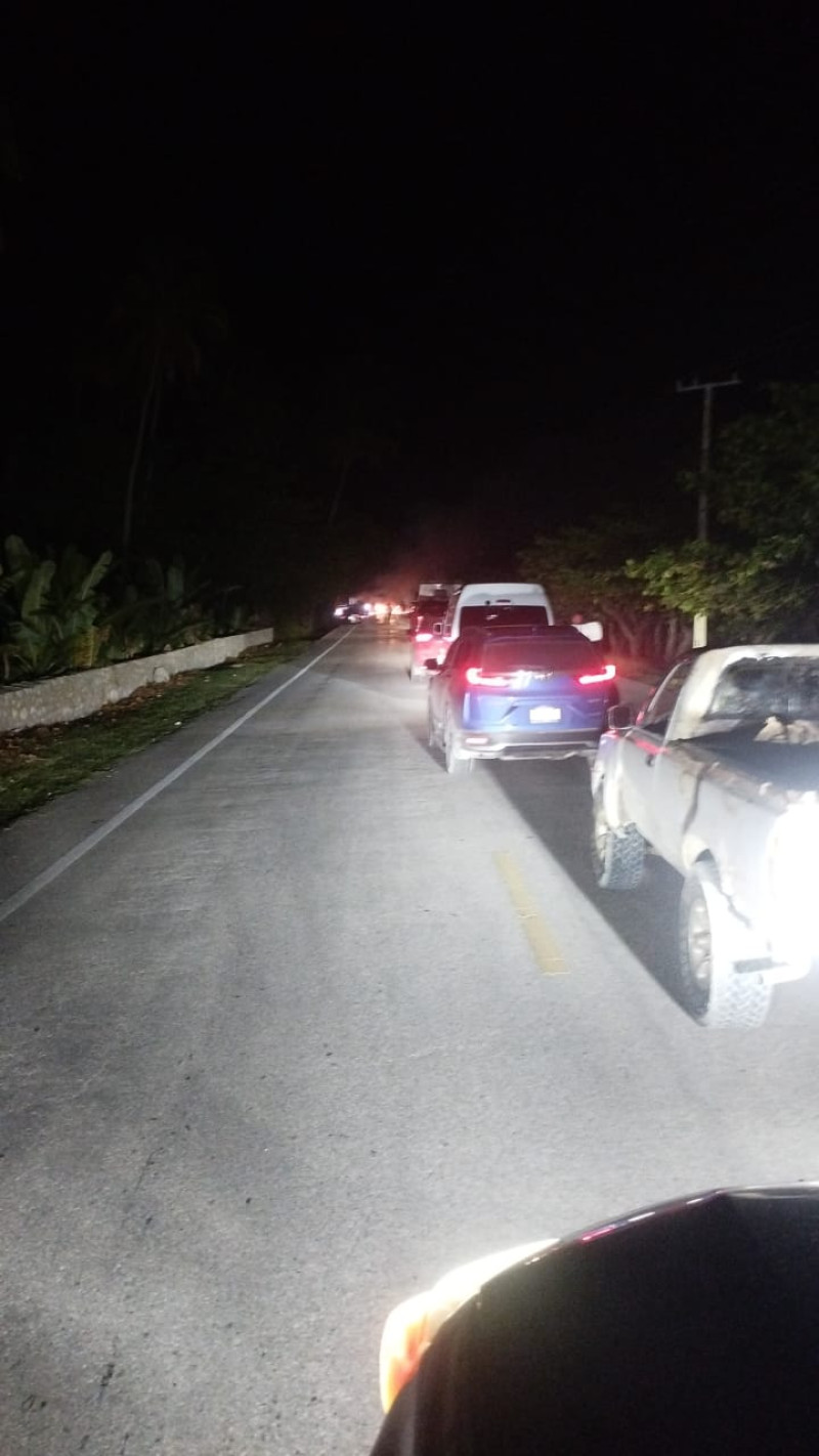 Protestas por apagones paralizan tránsito en la carretera Barahona-Enriquillo