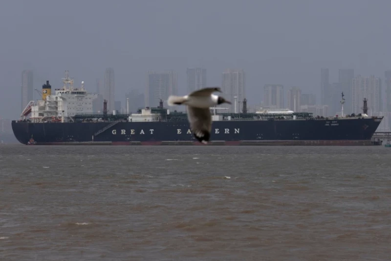 El carguero de bandera india Jag Vasant, que transporte gas licuado de petróleo, visto en el puerto de Mumbai, en Mumbai, India, tras haber cruzado el estrecho de Ormuz el 1 de abril de 2026