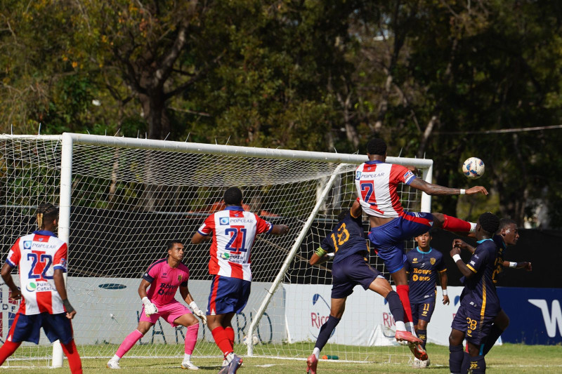 Acción del partido donde los Delfines vencieron 3-1 a los Guerreros Pantoja.