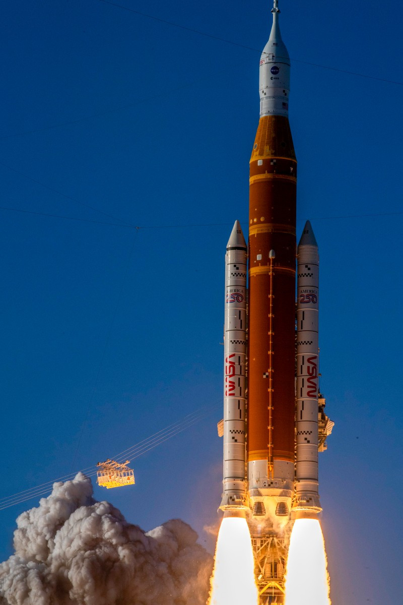 La misión lunar tripulada Artemis II despegó de la plataforma 39B del Centro Espacial Kennedy en Cabo Cañaveral, Florida, el 1 de abril de 2026.