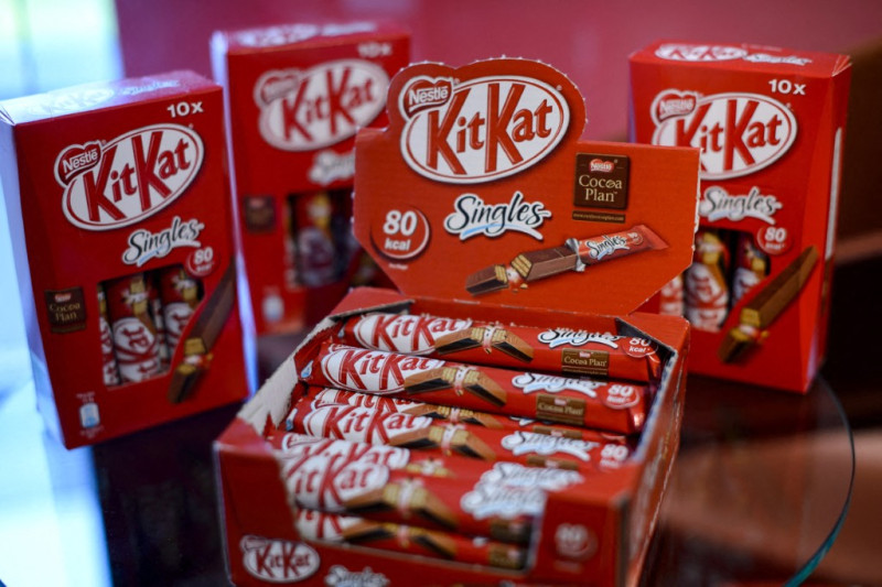 ARCHIVO-El 17 de octubre de 2013, en Vevey, se exhibieron productos de chocolate KitKat en la sede de Nestlé, la mayor empresa alimentaria del mundo.