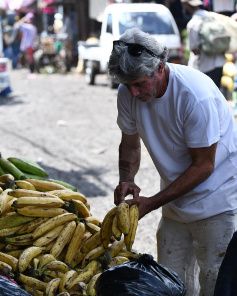 Los plátanos maduros cuestan entre RD$20 y RD$30 pesos en los colmados y mercados de la capital de República Dominicana. 2 de marzo de 2026.