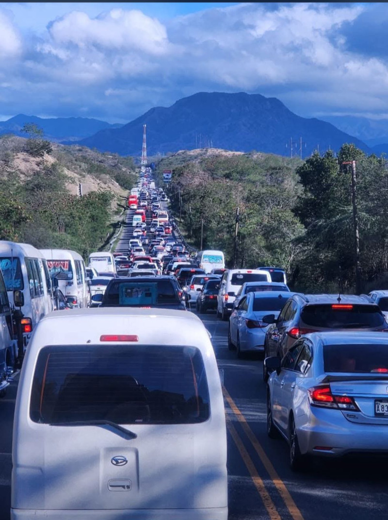 Se registra taponamiento en la circunvalación Baní durante la mañana de este jueves Santo.