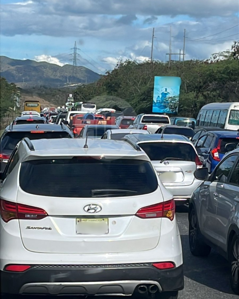 Gran congestionamiento desde la salida de la circunvalación en Baní hasta el cruce de Ocoa, el 2 de marzo de 2026.