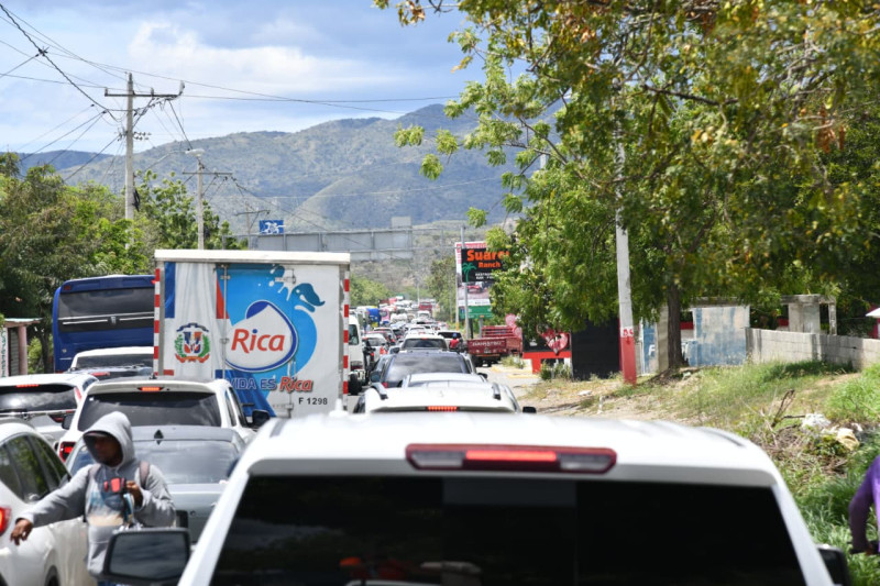 Tramo con taponamiento de la carretera Sánchez, después del cruce de Ocoa.