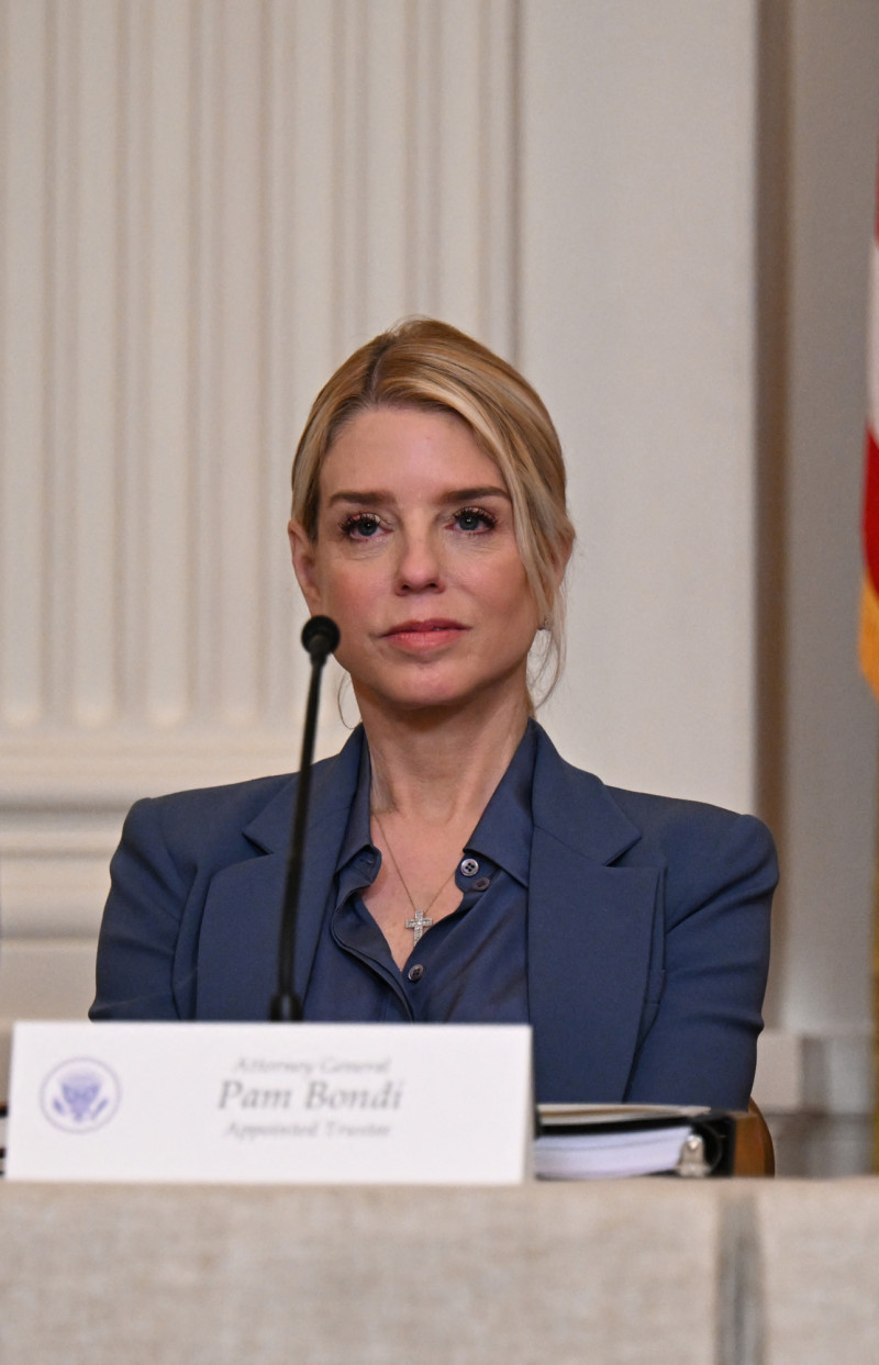 Fscal general de EEUU, Pam Bondi, asiste a un almuerzo con los miembros de la junta directiva del Kennedy Center en la Casa Blanca en Washington, D.C., el 16 de marzo de 2026.