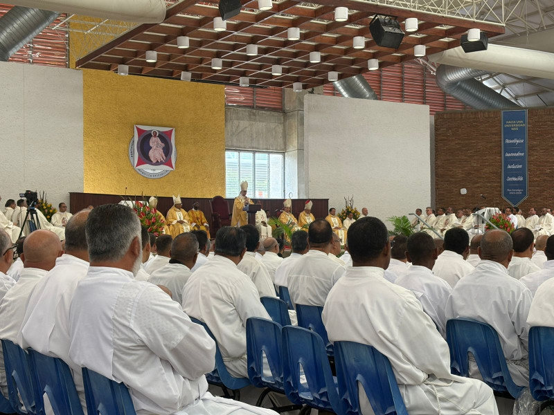 La Misa Crismal congrega a sacerdotes, presbíteros, diáconos y fieles para la renovación de sus promesas sacerdotales.