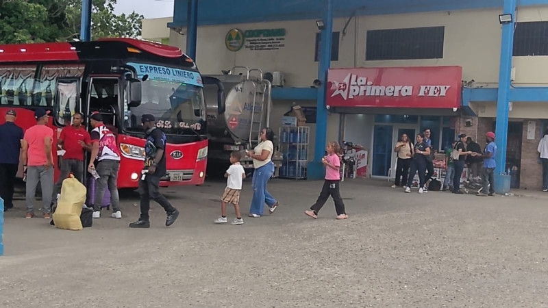 Desde el mediodía, las terminales de transporte ubicadas en el sector Barrio Libertad comenzaron a registrar una alta afluencia de viajeros
