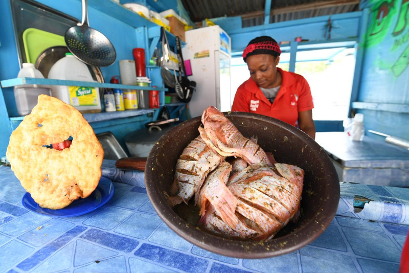 Puesto de comida de Mamita en Boca Chica.