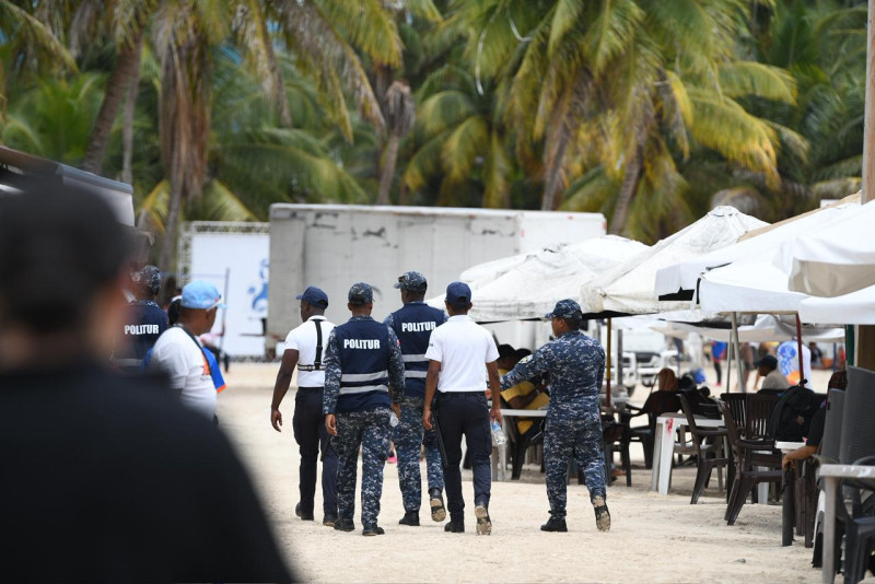 Policias supervisan la playa.