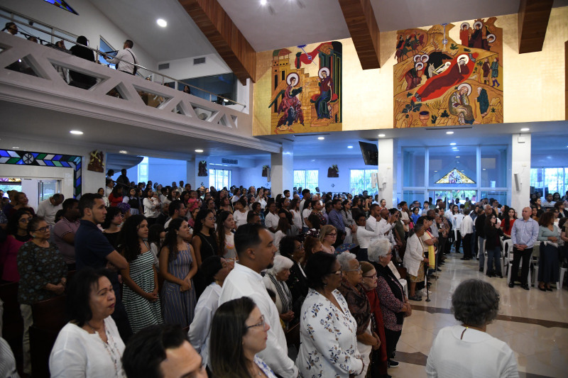 Asistentes a eucaristia. El Domingo de Resurrección se realiza la secuencia pascual.