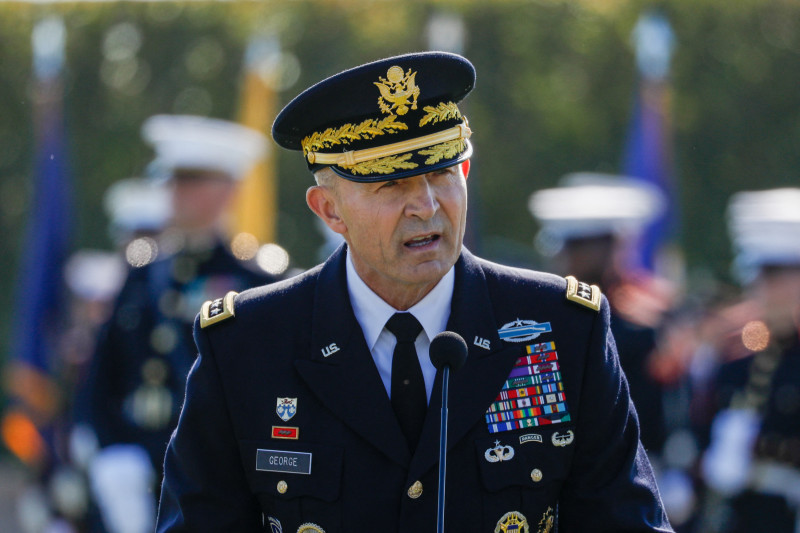 El jefe del Estado Mayor del Ejército de EE. UU., general Randy George renunció a su cargo a solicitud de el secretario de Defensa de Estados Unidos, Pete Hegseth. el 3 de abril de 2026.