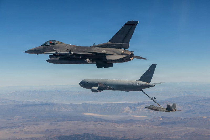 Aviones l KC-46 Pegasus, el F-22 Raptor y el F-16 Fighting Falcon de los Estados Unidos.