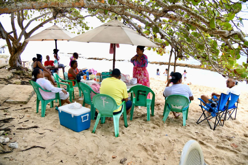 Familias disfrutan en playa Guayacanes.