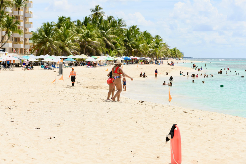 Bañistas en la playa de Juan Dolio.
