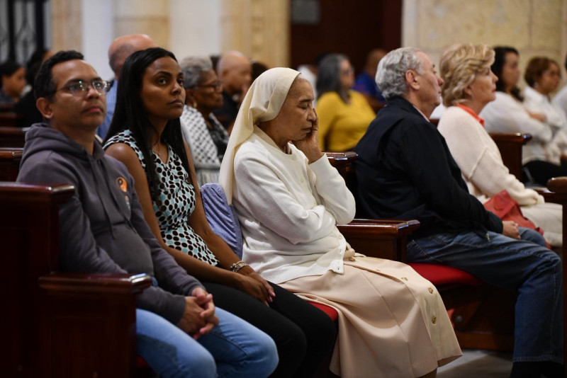 Personas se dan cita el Viernes Santo a la Catedral de Santo Domingo Primada de América para escuchar el sermón de las Siete Palabras.