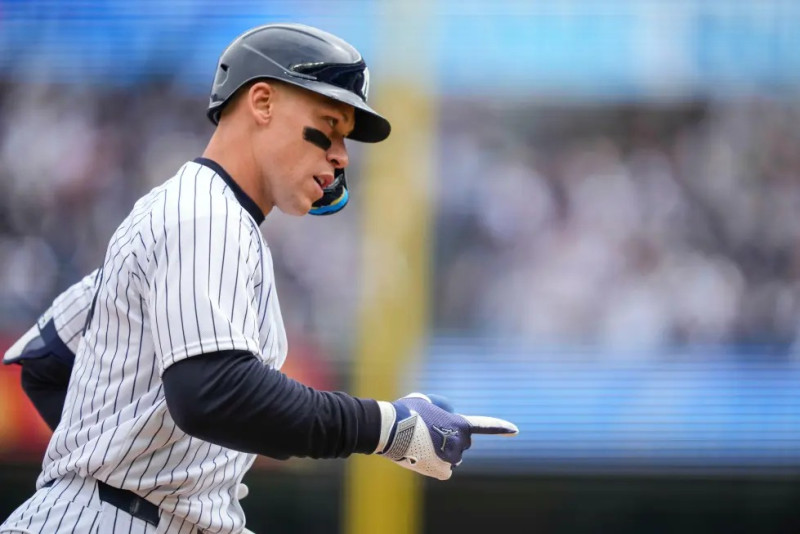 Aaron Judge recorre las bases luego de conectar jonrón ante el dominicano Eury Pérez.