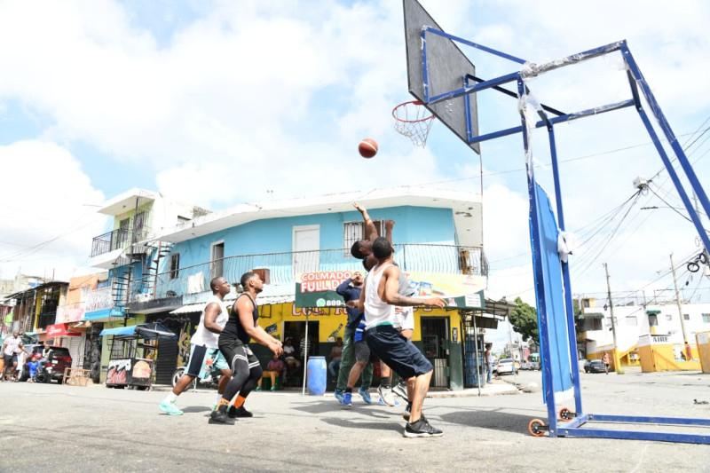 Jovenes jugando baloncesto durante el asueto de Semana Santa.