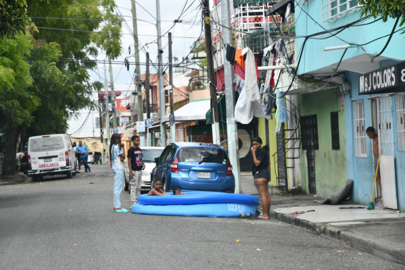 Niños y jovenes disfrutan de baños en piscina durante Semana Santa.