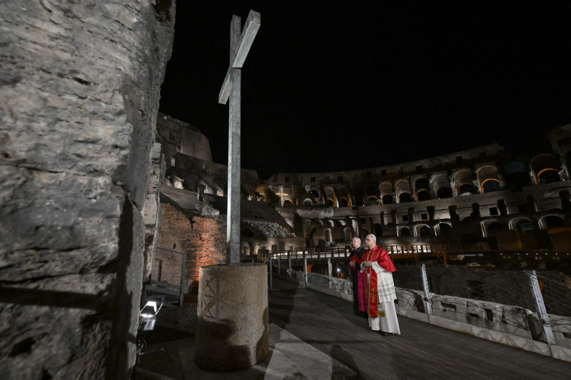 Esta fotografía, tomada y facilitada el 3 de abril de 2026 por Vatican Media, muestra al papa León XIV asistiendo al Vía Crucis en el Coliseo, como parte de las celebraciones de la Semana Santa en Roma