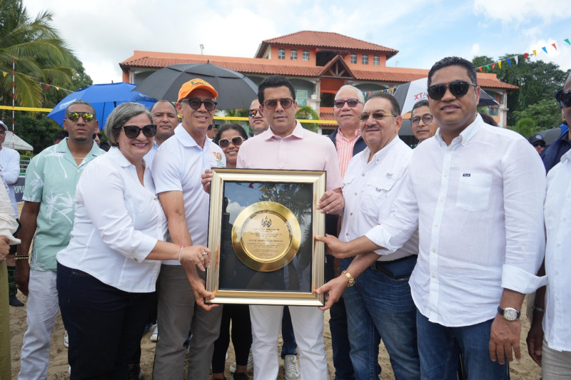 David Collado realiza saque de honor, en la inauguración del torneo de voleibol Playero Hato Mayor-Vicentillo Semana Santa 2026.