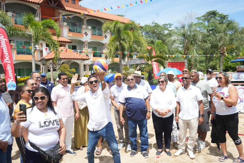 Kelvin Cruz realiza saque de honor, en la inauguración del tradicional torneo de voleibol de arena.