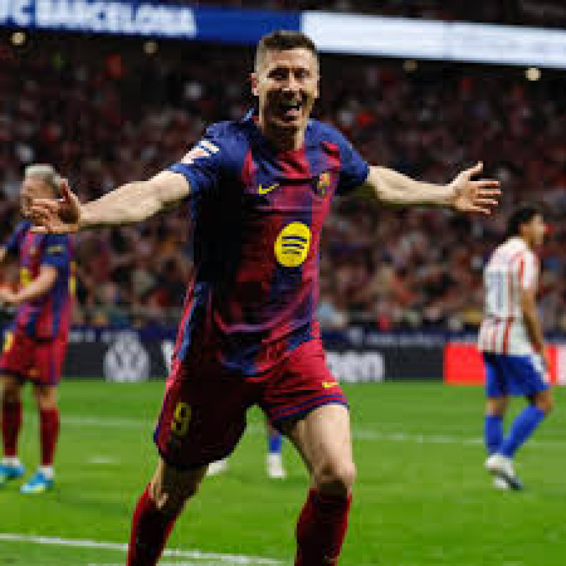 Robert Lewandowski celebra luego de marcar su gol en el triunfo del Barcelona