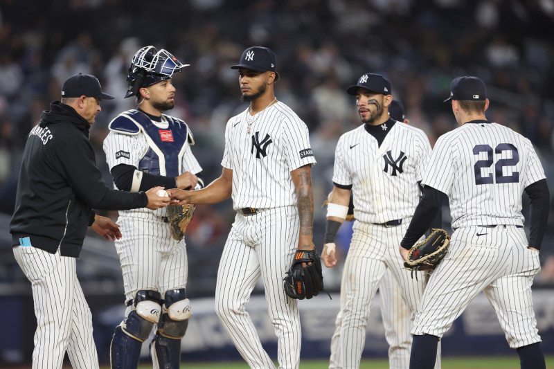 El lanzador de los Yankees, Camilo Doval, es sustituido por el mánager de los Yankees, Aaron Boone, durante un partido de béisbol contra los Marlins, el sábado 4 de abril de 2026.