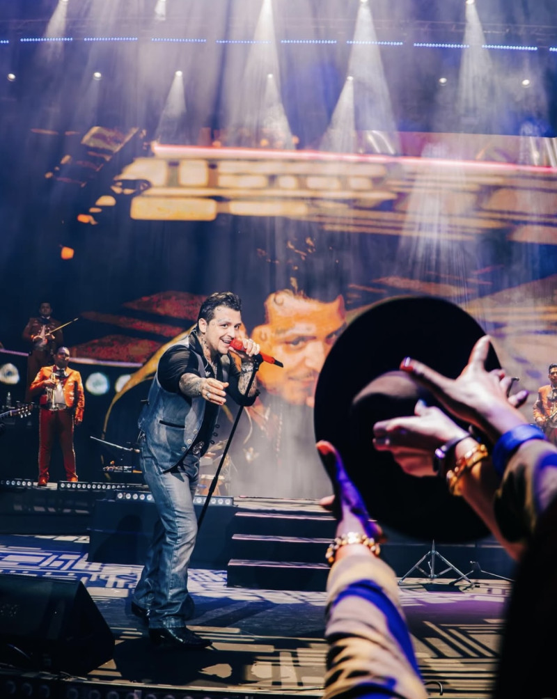Christian Nodal regaló más de una docena de sombreros durante su concierto en Algos de Chavón.