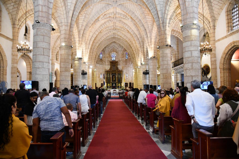 Feligreses asisten a eucaristía en la Catedral Primada de América en el Domingo de Resurrección