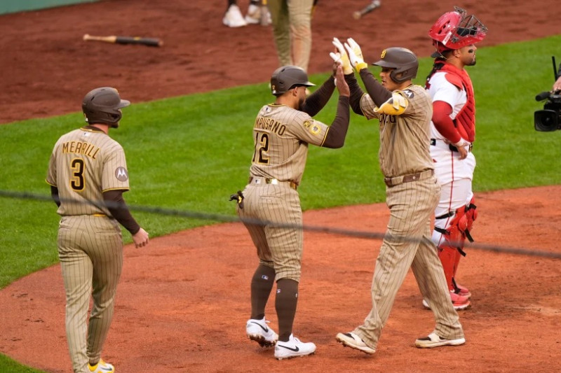 El tercer base de los Padres de San Diego Manny Machado felicitado por el catcher Luis Campusano tras su jonrón de tres carreras en la quinta entrada ante los Medias Rojas de Boston el domingo 5 de abril del 2026.