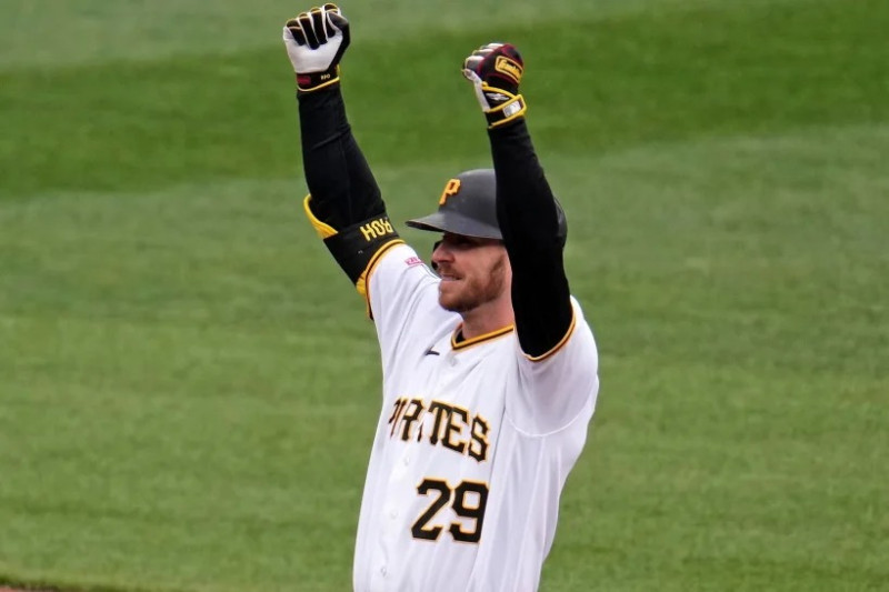 Ryan O’Hearn, de los Piratas de Pittsburgh, celebra en la segunda base tras impulsar una carrera ante el lanzador Chris Bassitt, de los Orioles de Baltimore