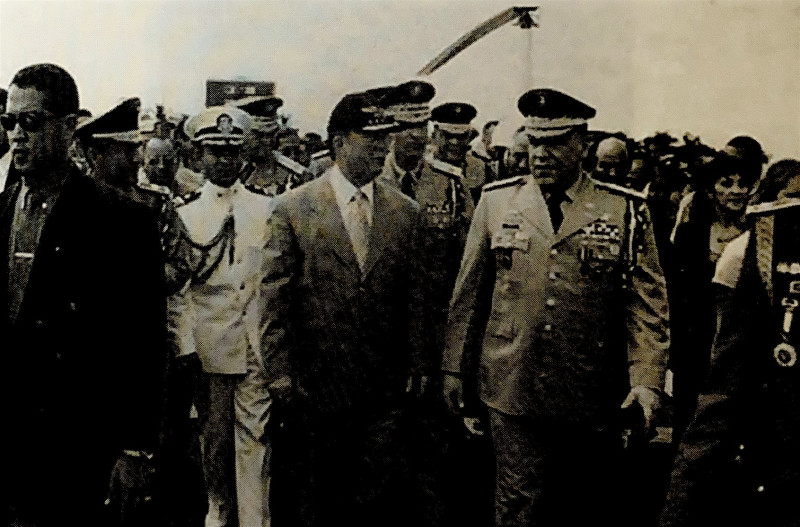 El entonces presidente Mejía y el autor en una actividad militar