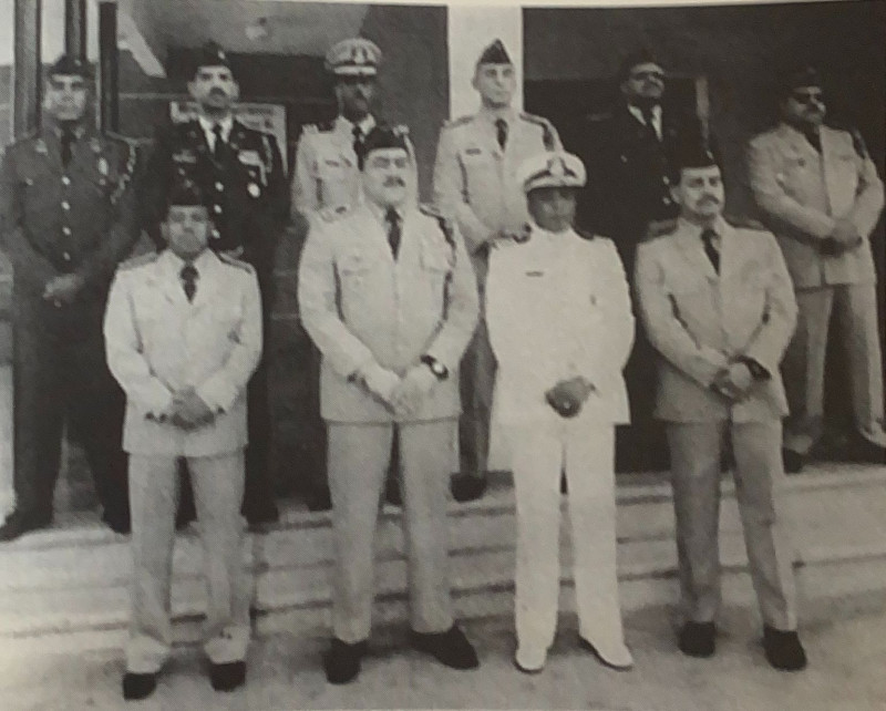 El general José Miguel Soto Jiménez con la Plana Mayor del Instituto Militar de Educación Superior (IMES), en 1992, algunos de ellos miembros activos de Los Muchachos de la Democracia.