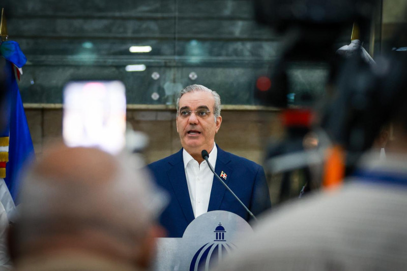 El presidente Luis Abinader ofrece una rueda de prensa en la sede del Ministerio de Defensa este domingo.