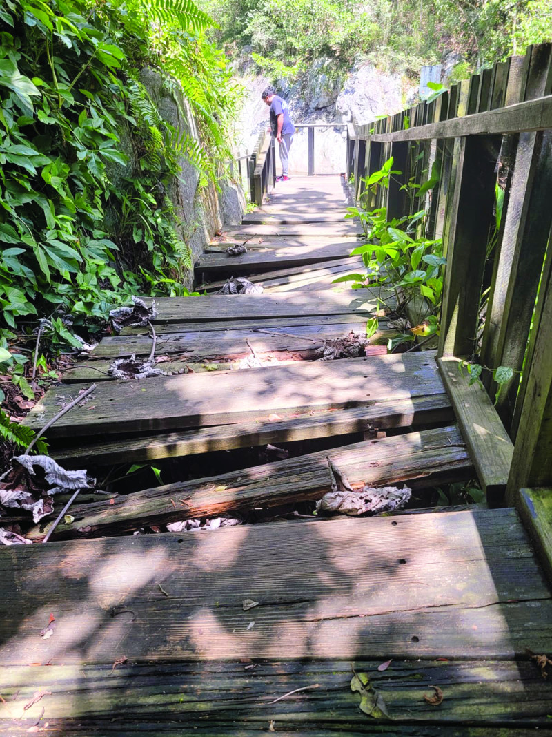 La imagen lo evidencia todo: Esta es parte de la estructura de Aguas Calientes, en San José de las Matas, en avanzado estado de deterioro.