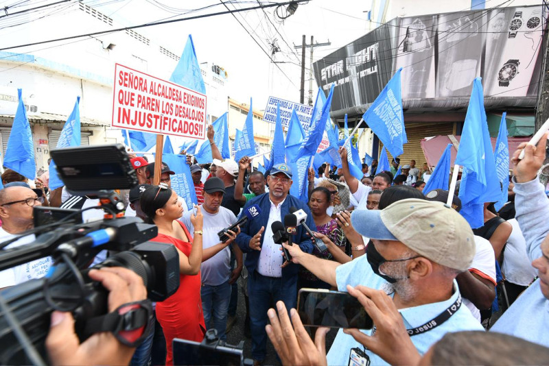 Parte de los buhoneros que protestaron en la avenida Duarte.
