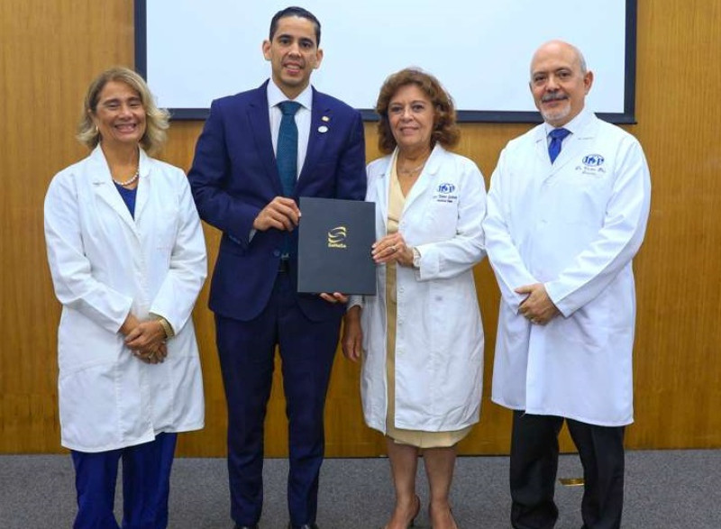 Luisa Gonzalez, Edward Guzman, Emma Guzman y Victor Pou.